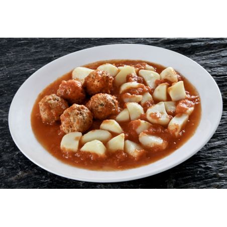 Almôndegas com molho de tomate e batatas