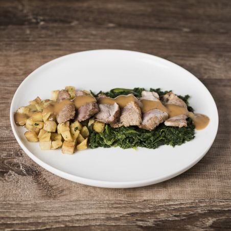 Schweinefilet mit Spinat und Röstkartoffeln in Pfeffersauce