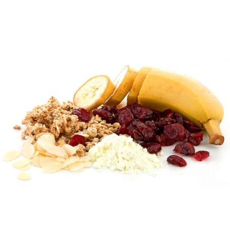 Knuspriges Müsli mit Milch und Früchten