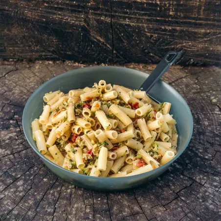 Pasta med broccoli og soltørrede tomater