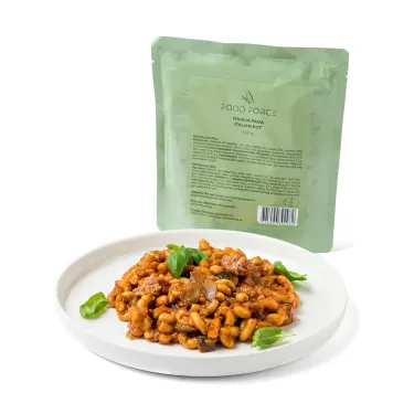 Massa com almôndegas em molho de tomate