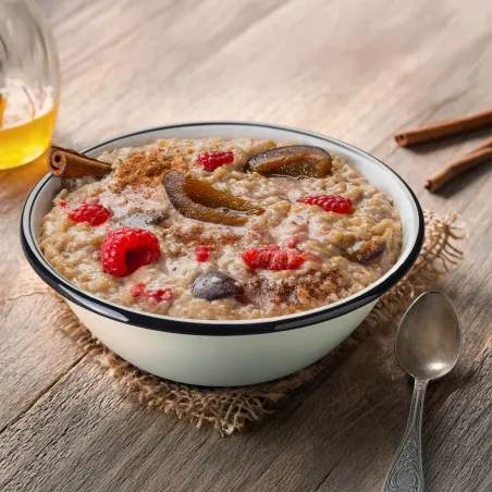 Reis-Porridge mit Himbeeren, Pflaumen und Zimt