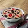 Porridge di riso al cocco e frutti di bosco