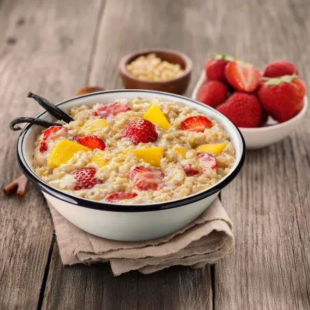 Reis-Porridge mit Erdbeeren, Mango und Vanille