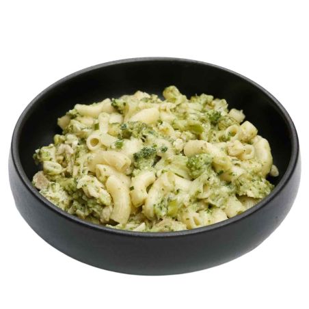 Makkaroni mit Hähnchen und Brokkoli in Käsesauce
