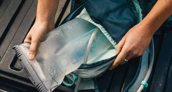 ¿Cómo eliminar el sabor a plástico de una bolsa de agua? ¡Nuestros 5 métodos!
