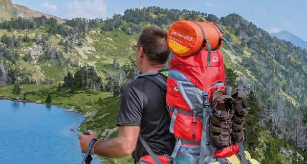 Los 10 beneficios de los bastones de senderismo