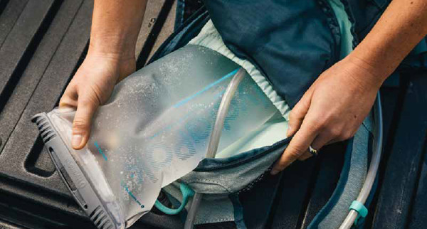 Hoe verwijder je de plasticgeur uit een drinkzak? Onze 5 methoden!