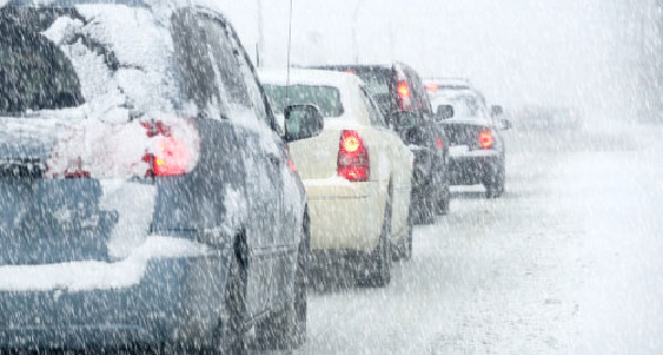 Guide de survie [6/8] : Déplacement en voiture - Se préparer en cas de neige ou de panne