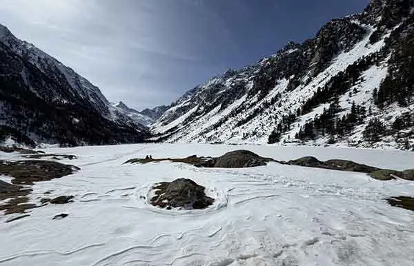 Lago de Gaube em março: uma caminhada simples… até a neve entrar em cena